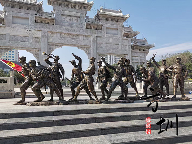 广场玻璃钢持枪八路军雕塑
