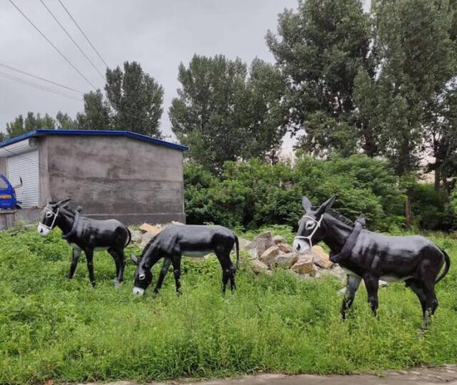 玻璃钢仿真毛驴雕塑