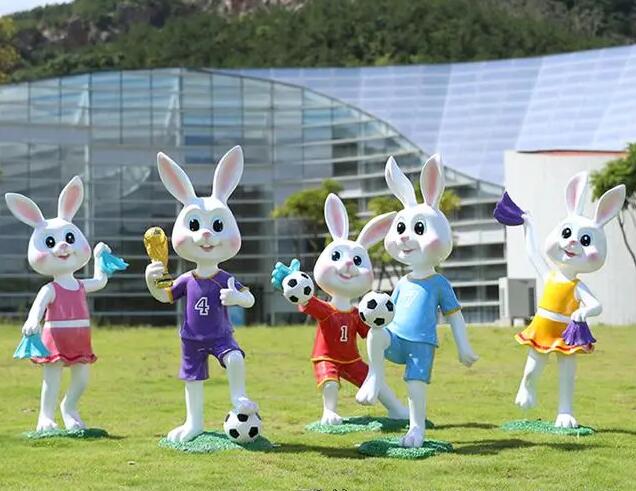 运动场玻璃钢足球兔子雕塑