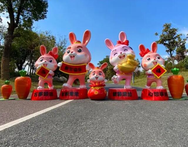 2023年玻璃钢卡通生肖兔年雕塑