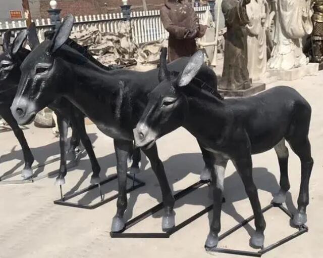 玻璃钢仿真毛驴雕塑