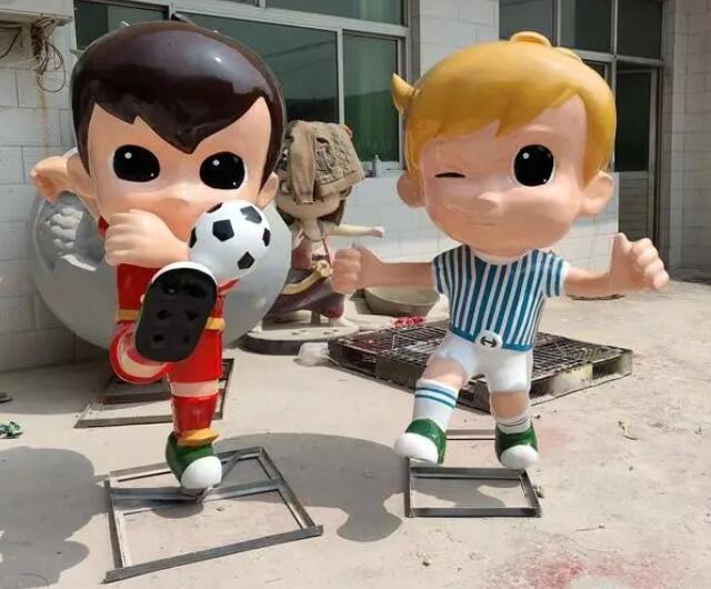 卡通玻璃钢踢足球小孩子雕塑