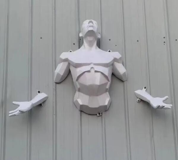 酒店创意玻璃钢穿墙人雕像雕塑