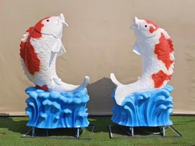 仿真玻璃钢喷水鲤鱼雕塑