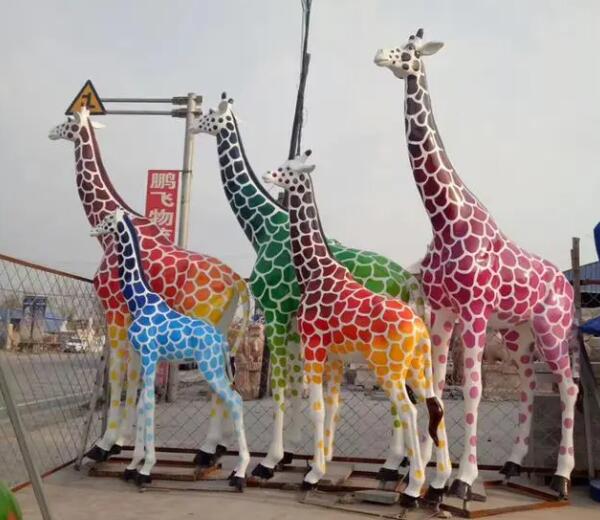 玻璃钢长颈鹿雕塑制作厂家