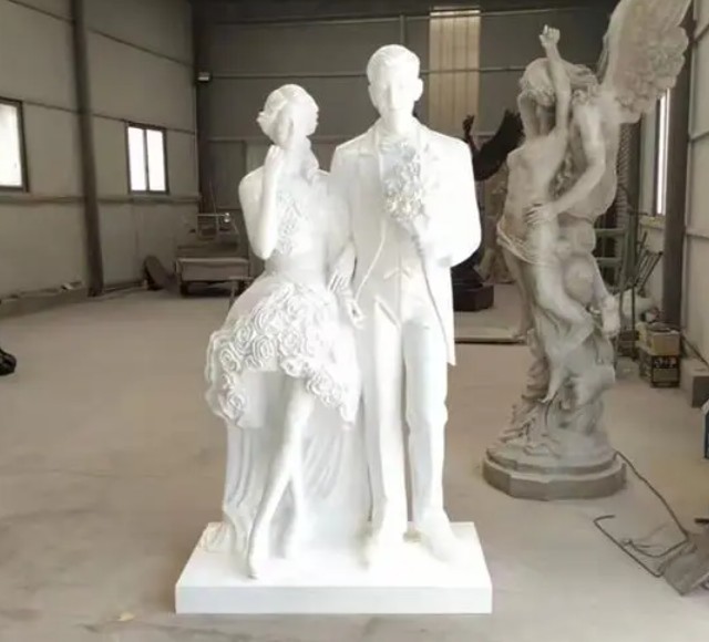 公园玻璃钢情侣牵手雕塑