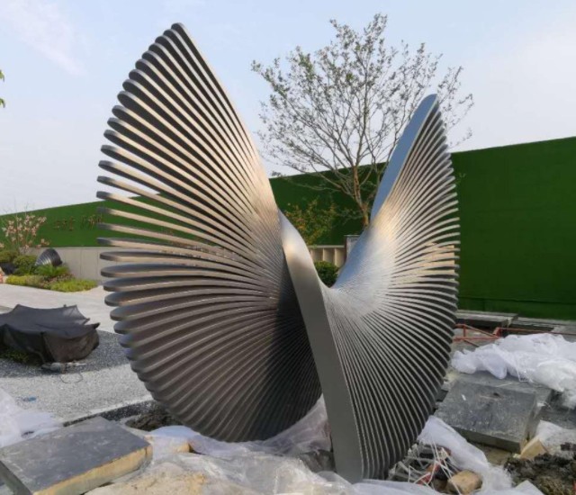 不锈钢雕塑的优势有哪些呢?