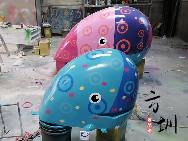 卡通彩绘玻璃钢鲸鱼雕塑