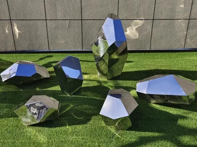 抽象镜面不锈钢几何切面石头雕塑