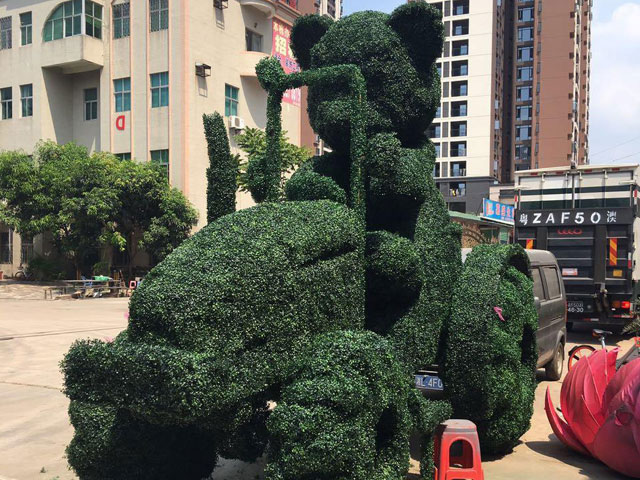 卡通铲车绿雕植物雕塑