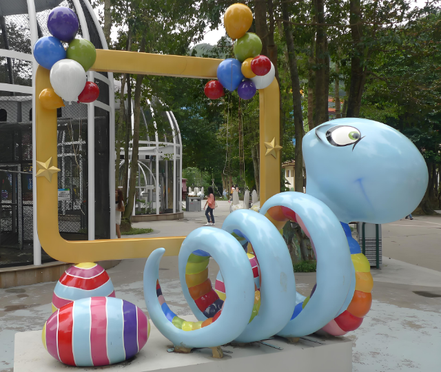 户外玻璃钢蛇年生肖雕塑美陈