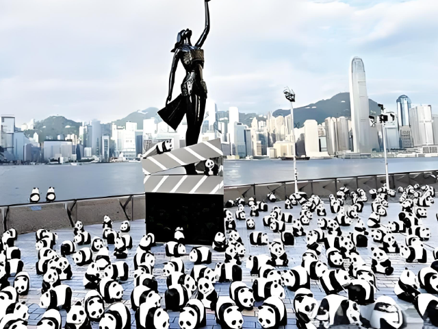 香港街头的萌趣风景线，玻璃钢大熊猫雕塑