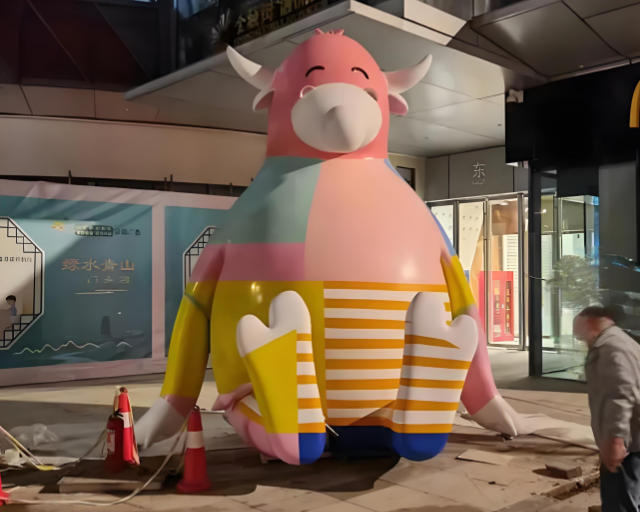 玻璃钢抽象卡通雕塑重塑童趣的当代艺术密码