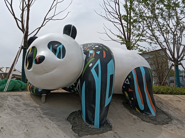 小区彩绘玻璃钢熊猫雕塑用艺术点亮社区生活