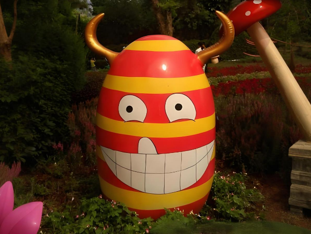 雕塑中的生命寓言解构鸡蛋牛的当代艺术密码