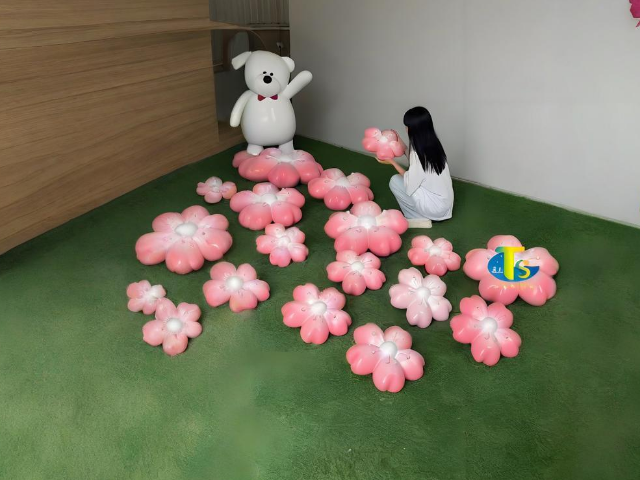 永不凋零的诗意玻璃钢花朵雕塑的技艺与美学