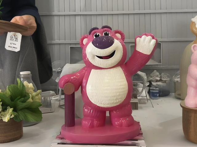 卡通玻璃钢草莓熊雕塑定制你的专属梦幻