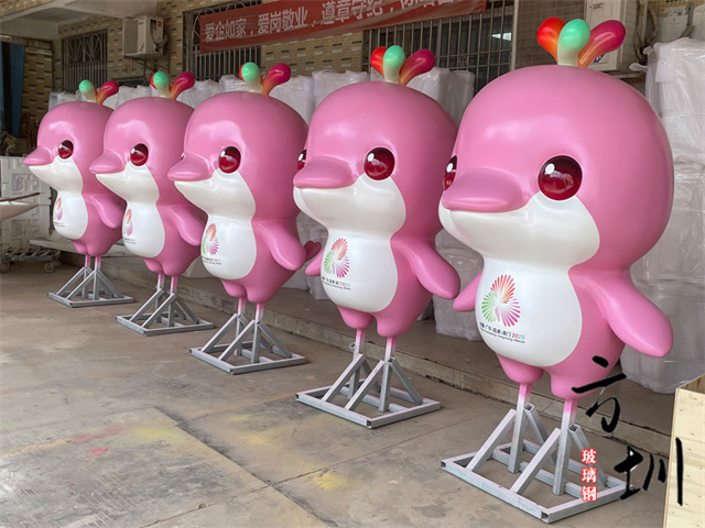 坚毅与柔美：玻璃钢雕塑中的生命礼赞