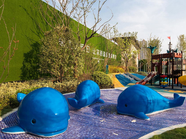 巧用玻璃钢卡通海豚雕塑，点亮滨海社区公园活力