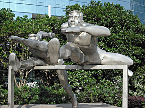 体育馆不锈钢跨栏雕塑