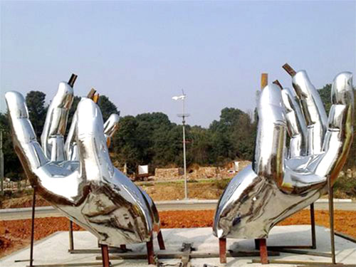 不锈钢双手雕塑