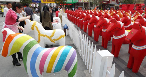 彩绘马玻璃钢雕塑