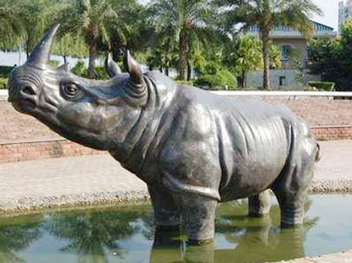 公园玻璃钢仿真犀牛雕塑