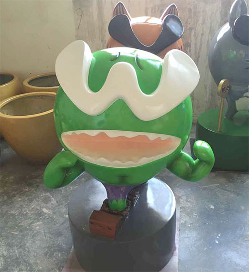 玻璃钢绿色公仔雕塑