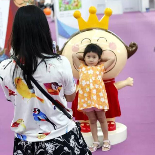 卡通小公主玻璃钢雕塑