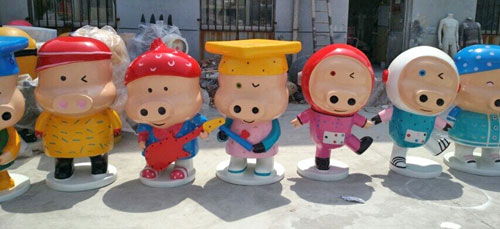 卡通小猪组合玻璃钢雕塑