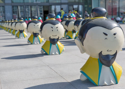 玻璃钢卡通刘备组合雕塑