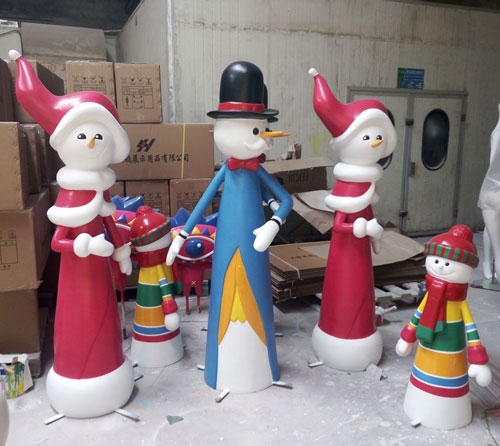 卡通抽象雪人组合玻璃钢雕塑