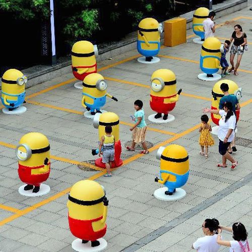 广场卡通小黄人玻璃钢雕塑