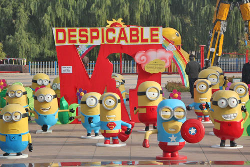 广场玻璃钢小黄人组合雕塑