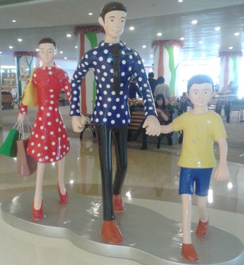 玻璃钢快乐一家雕塑