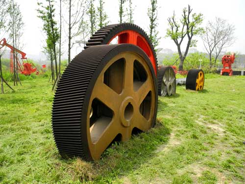 玻璃钢校园创意齿轮雕塑