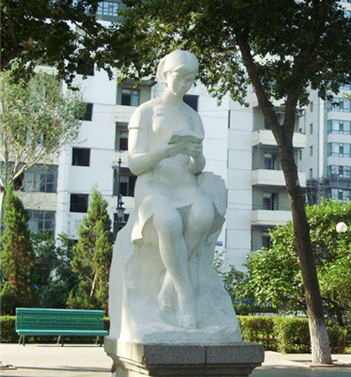 学校玻璃钢学生看书雕塑